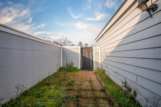 1423 Plymouth Rock Way, Clovis, CA 93612