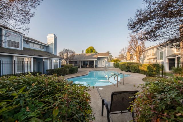 1423 Plymouth Rock Way, Clovis, CA 93612