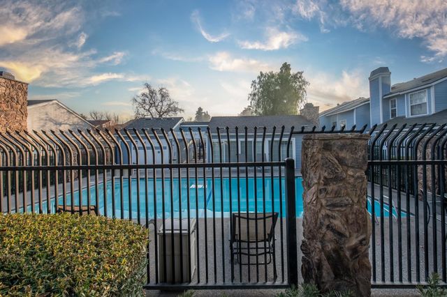 1423 Plymouth Rock Way, Clovis, CA 93612