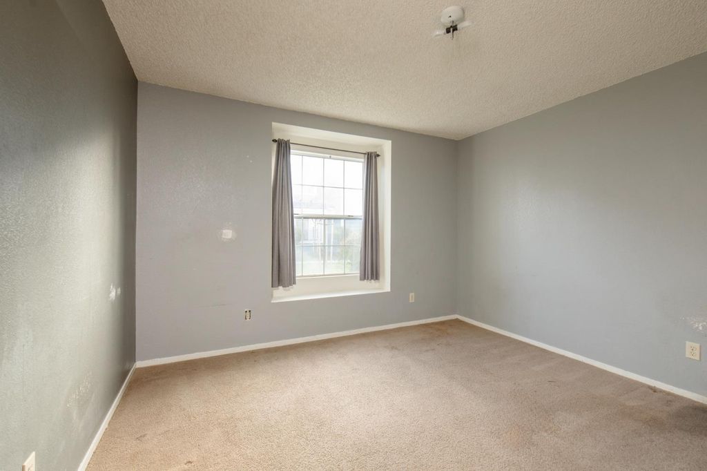 Image 11 of property listing at 1423 Plymouth Rock Way, Clovis, CA 93612