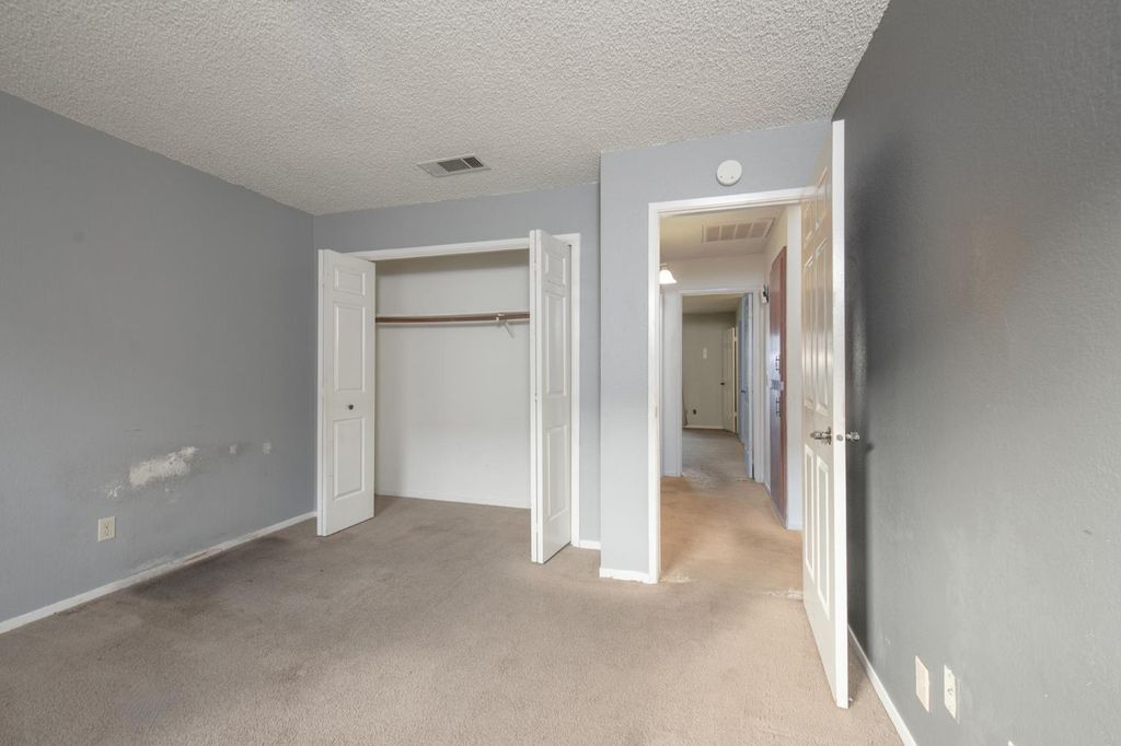 Image 12 of property listing at 1423 Plymouth Rock Way, Clovis, CA 93612