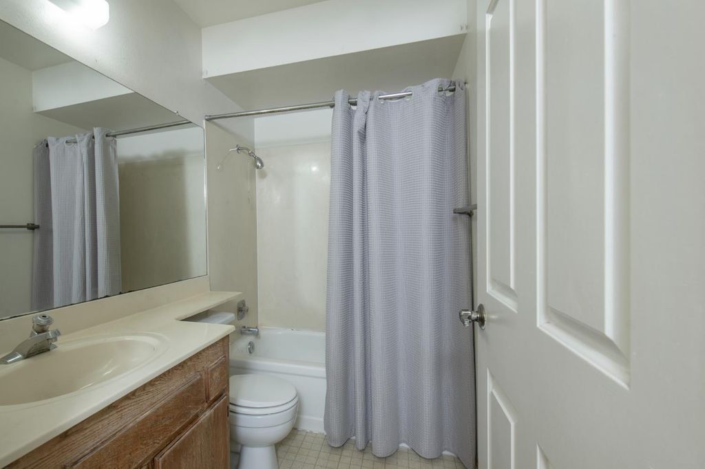 Image 13 of property listing at 1423 Plymouth Rock Way, Clovis, CA 93612