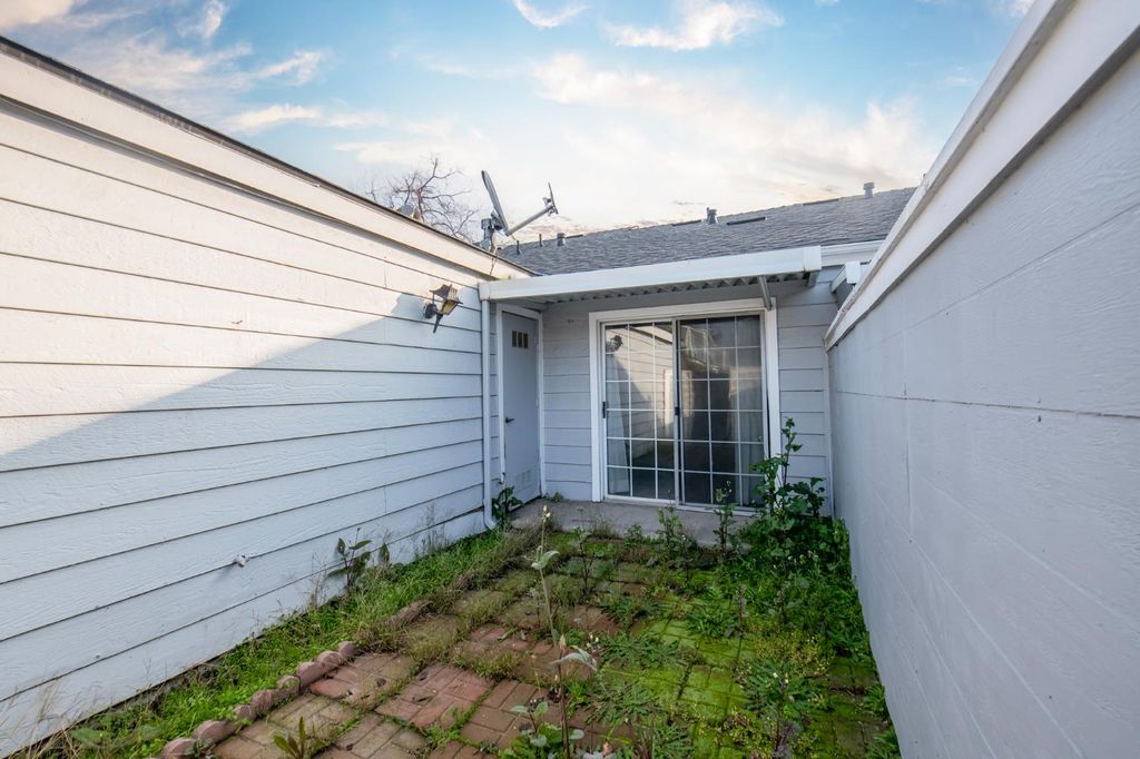 Image 15 of property listing at 1423 Plymouth Rock Way, Clovis, CA 93612