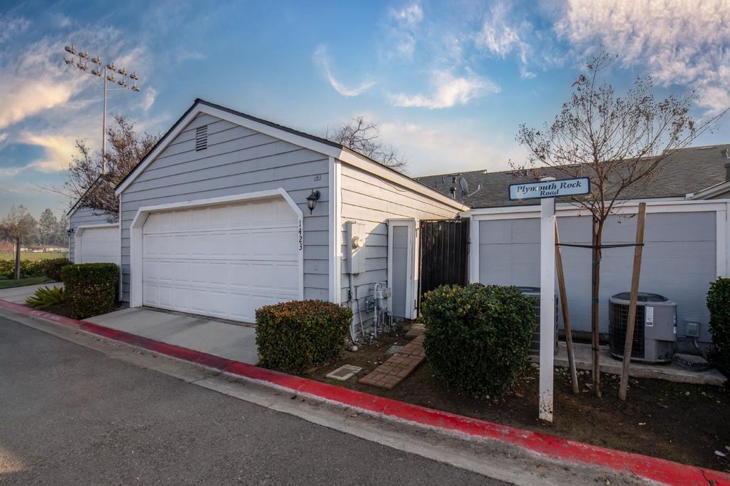 Image 17 of property listing at 1423 Plymouth Rock Way, Clovis, CA 93612