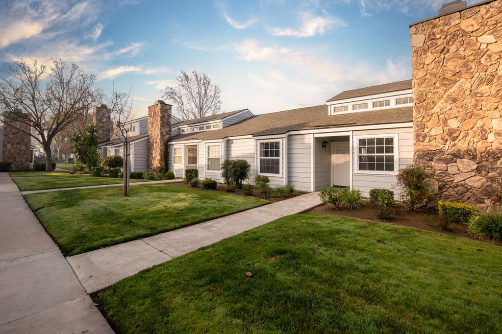 Image 2 of property listing at 1423 Plymouth Rock Way, Clovis, CA 93612