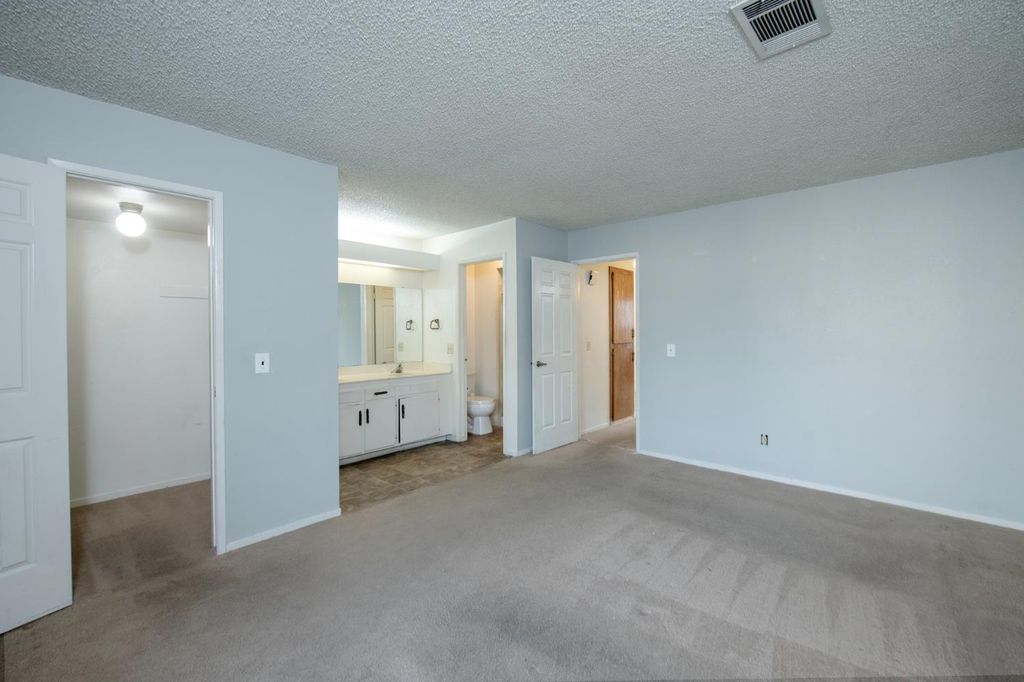 Image 8 of property listing at 1423 Plymouth Rock Way, Clovis, CA 93612