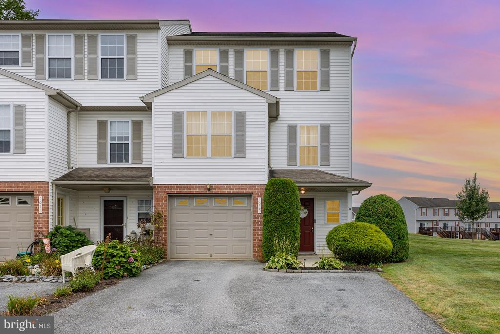 2080 GREYSTONE DR, Lebanon, PA 17042