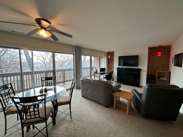 5821 Oakwood Drive F, Lisle, IL 60532