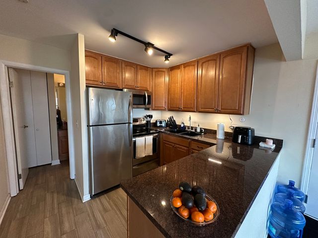 5821 Oakwood Drive F, Lisle, IL 60532