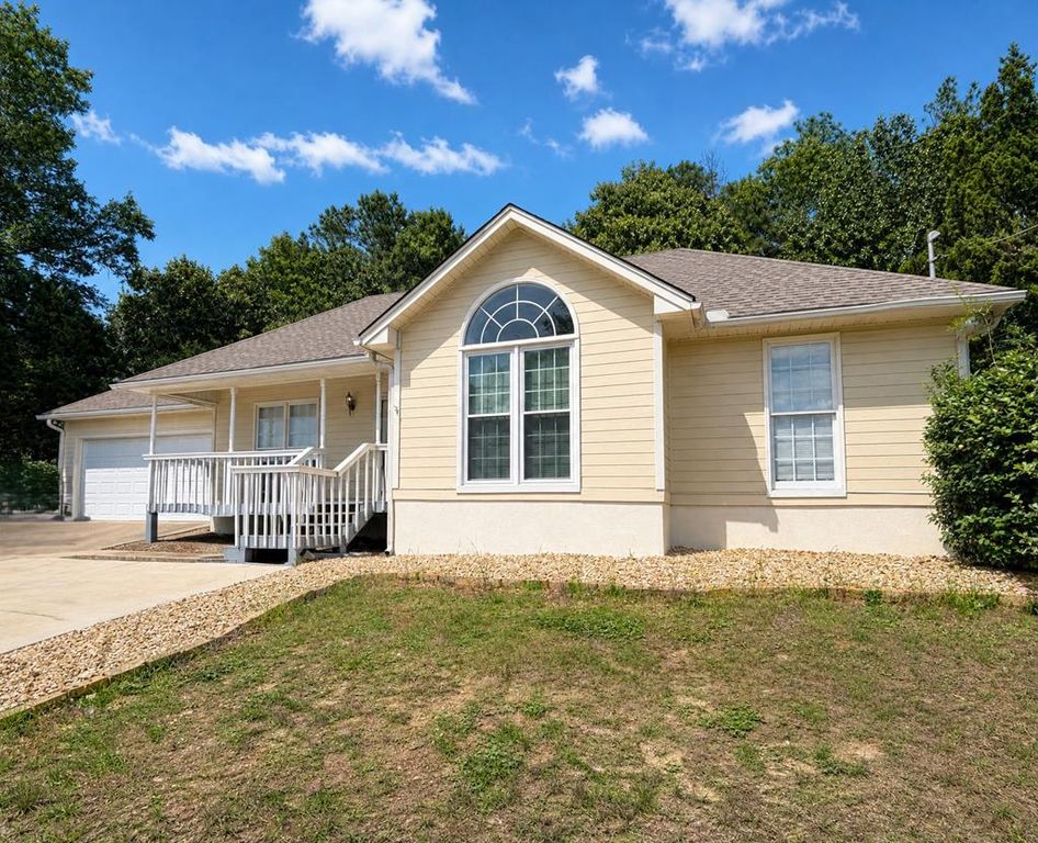 216 Laurelwood Drive, Smiths Station, AL 36877