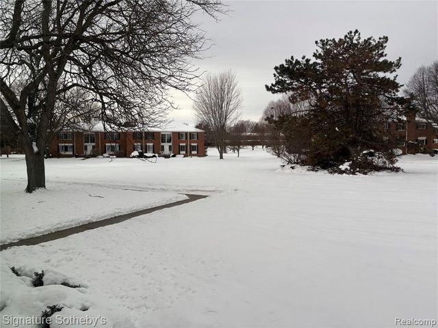 689 E Fox Hills Drive 65, Bloomfield Hills, MI 48304