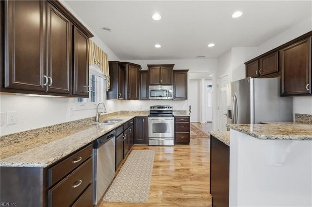 520 Dunning LN, Chesapeake, VA 23322