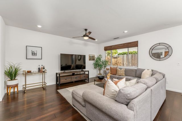 813 Stage Stop Loop, Rocklin, CA 95765
