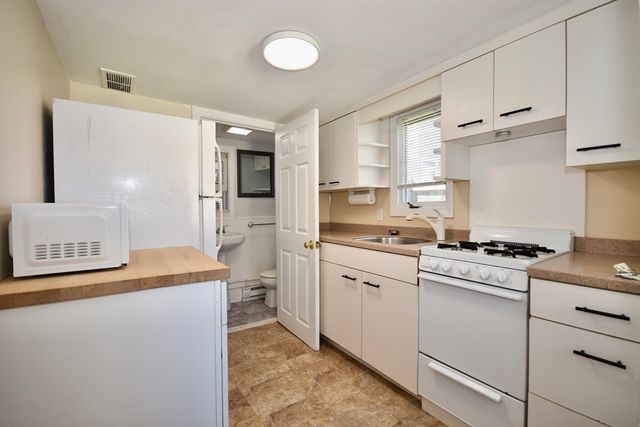 14 Longwood Ave, Wareham, MA 02558