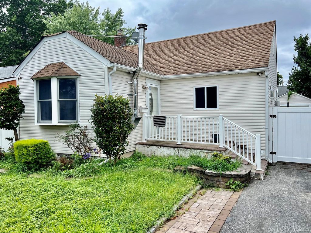 320 Maplegrove Avenue, Uniondale, NY 11553 — exterior