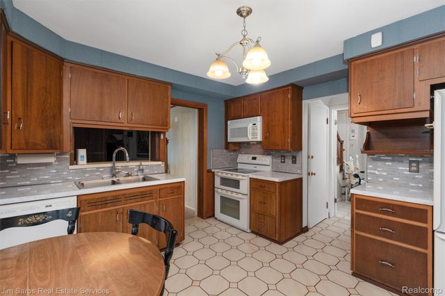 20114 Fairway Drive, Grosse Pointe Woods, MI 48236