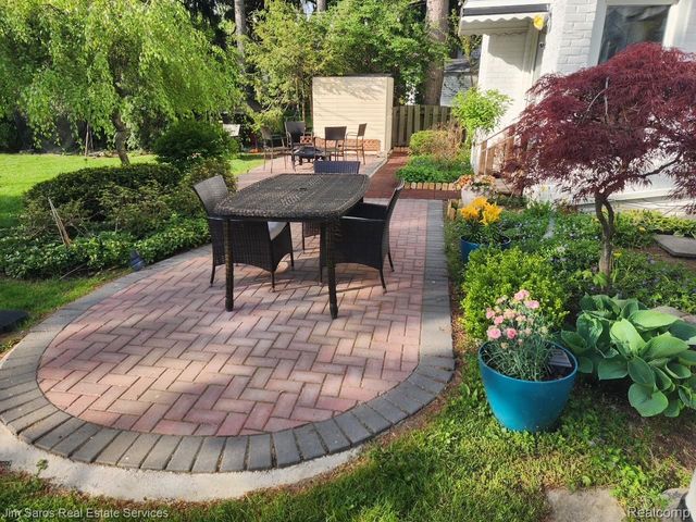 20114 Fairway Drive, Grosse Pointe Woods, MI 48236