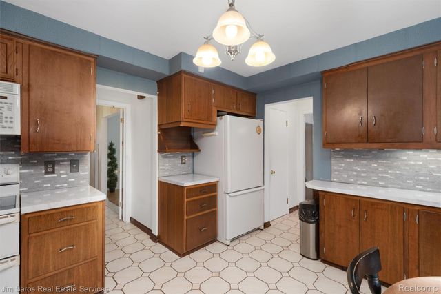 20114 Fairway Drive, Grosse Pointe Woods, MI 48236