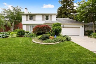 20114 Fairway Drive, Grosse Pointe Woods, MI 48236