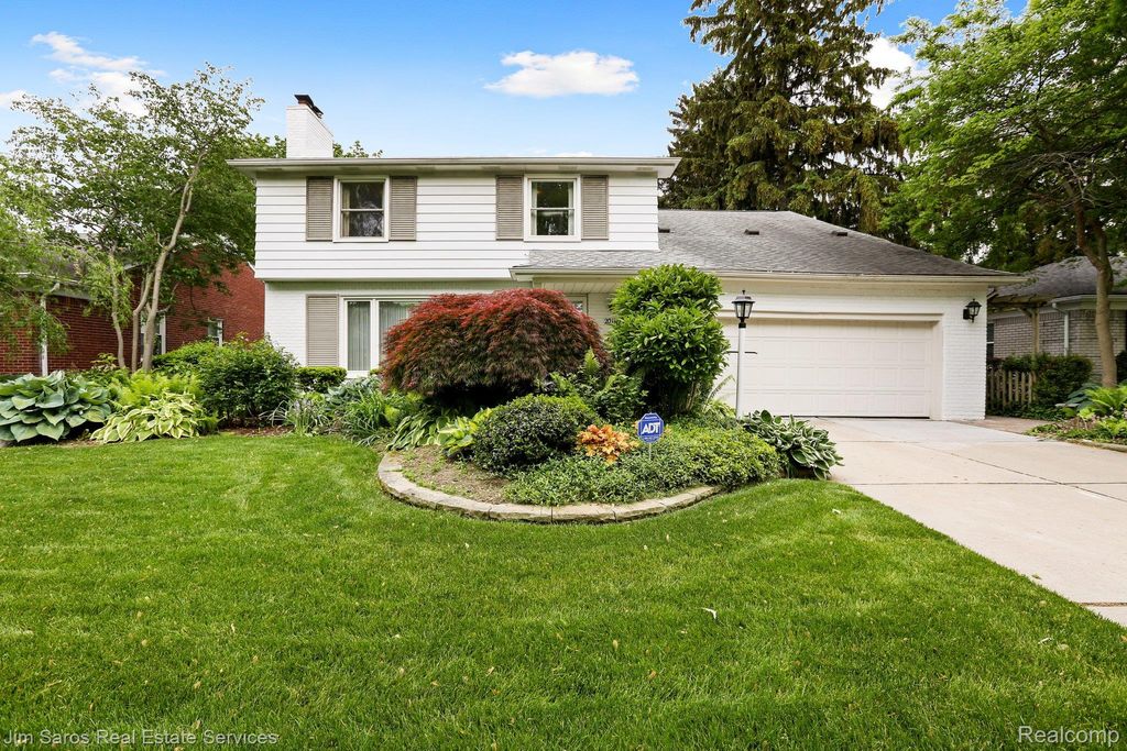 20114 Fairway Drive, Grosse Pointe Woods, MI 48236