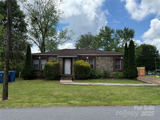 157 5th Avenue N, Taylorsville, NC 28681