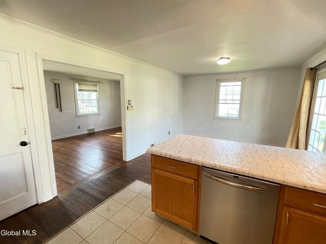 32 Park Avenue, Colonie, NY 12110
