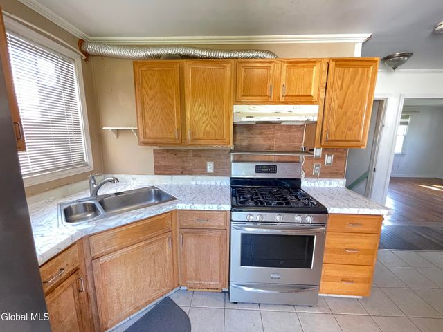 32 Park Avenue, Colonie, NY 12110