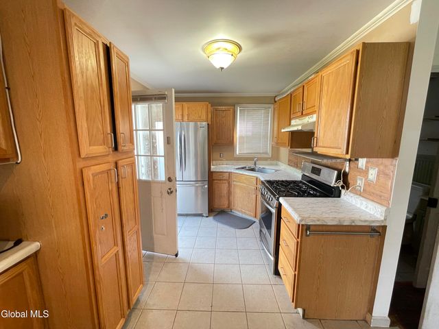 32 Park Avenue, Colonie, NY 12110