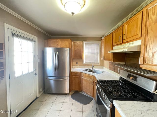 32 Park Avenue, Colonie, NY 12110