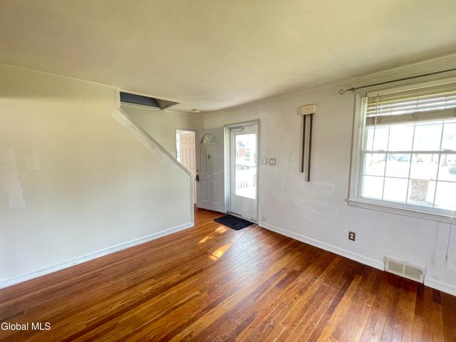 32 Park Avenue, Colonie, NY 12110