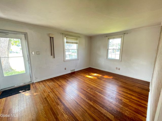 32 Park Avenue, Colonie, NY 12110
