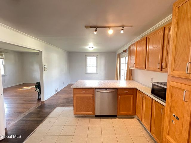 32 Park Avenue, Colonie, NY 12110