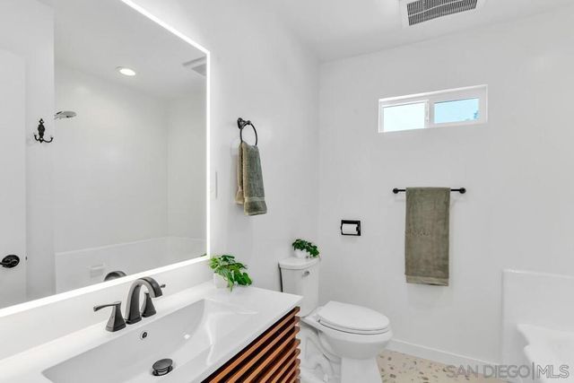 1005 E 2nd St, National City, CA 91950