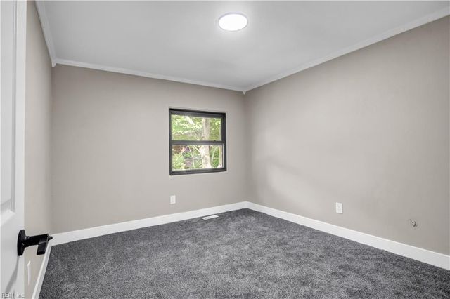 8 Glouchester CIR, Chesapeake, VA 23320