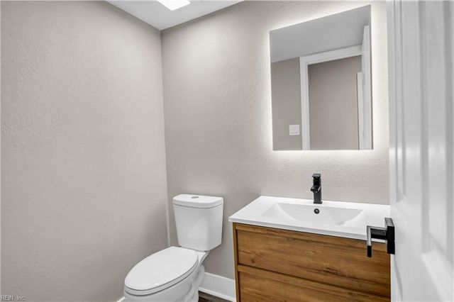 8 Glouchester CIR, Chesapeake, VA 23320