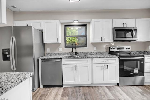 8 Glouchester CIR, Chesapeake, VA 23320