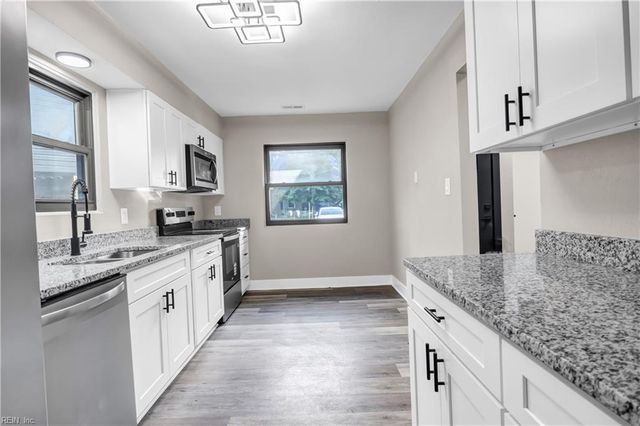 8 Glouchester CIR, Chesapeake, VA 23320
