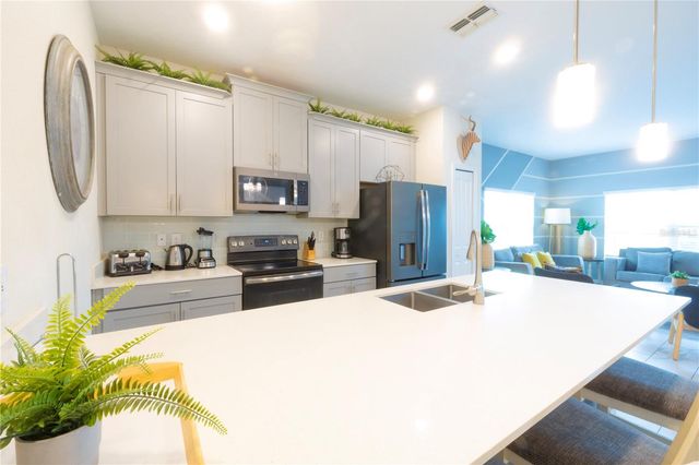 302 OCEAN COURSE AVENUE, Davenport, FL 33896