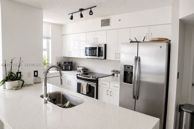 1155 Brickell Bay Dr 902, Miami, FL 33131