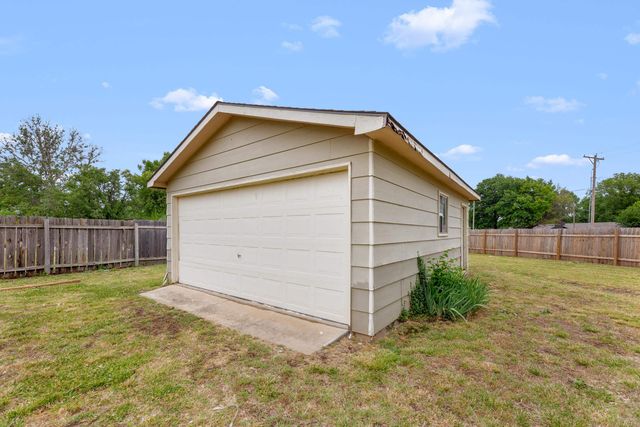 3908 S Gilda Cir, Wichita, KS 67215