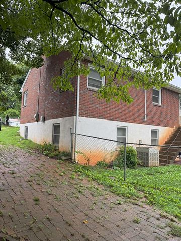 906 Vine ST, Martinsville, VA 24112