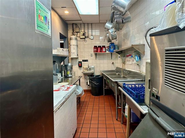 200 Old River Road, Edgewater, NJ 07020