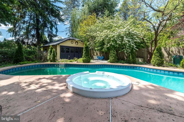 825 HIGHLAND AVE, Morrisville, PA 19067