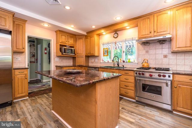 825 HIGHLAND AVE, Morrisville, PA 19067