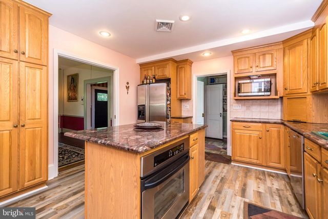 825 HIGHLAND AVE, Morrisville, PA 19067