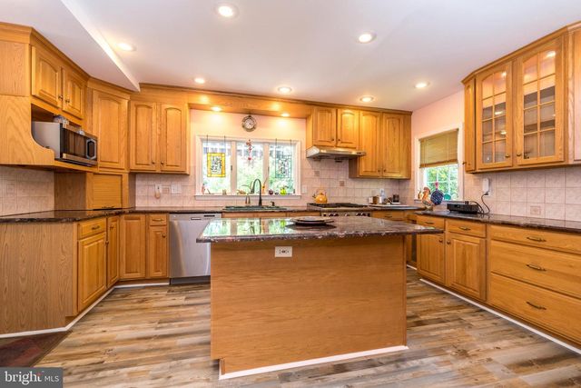 825 HIGHLAND AVE, Morrisville, PA 19067
