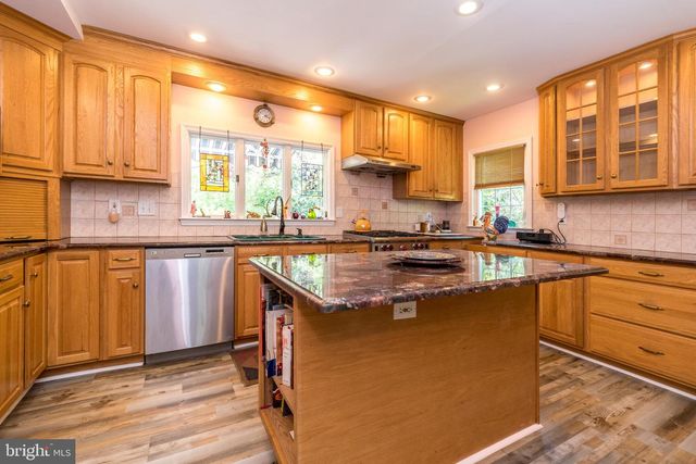 825 HIGHLAND AVE, Morrisville, PA 19067
