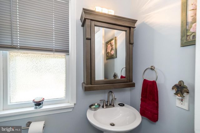 825 HIGHLAND AVE, Morrisville, PA 19067
