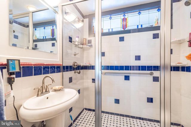 825 HIGHLAND AVE, Morrisville, PA 19067
