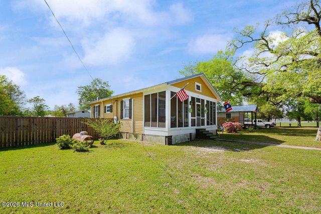 203 Jeff Davis Avenue, Waveland, MS 39576